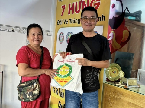 Công ty TNHH MTV Xổ số Kiến thiết LONG AN tổ chức trao quà cho người bán vé số dạo