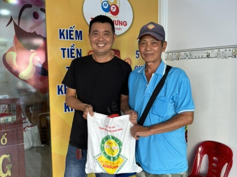 Công ty TNHH MTV Xổ số Kiến thiết LONG AN tổ chức trao quà cho người bán vé số dạo