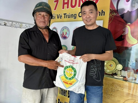 Công ty TNHH MTV Xổ số Kiến thiết LONG AN tổ chức trao quà cho người bán vé số dạo