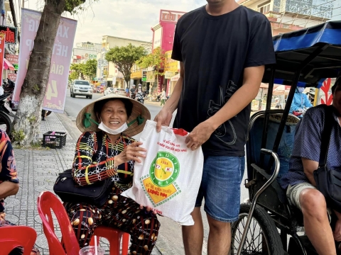 Công ty TNHH MTV Xổ số Kiến thiết LONG AN tổ chức trao quà cho người bán vé số dạo