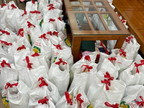 Công ty TNHH MTV Xổ số Kiến thiết LONG AN tổ chức trao quà cho người bán vé số dạo