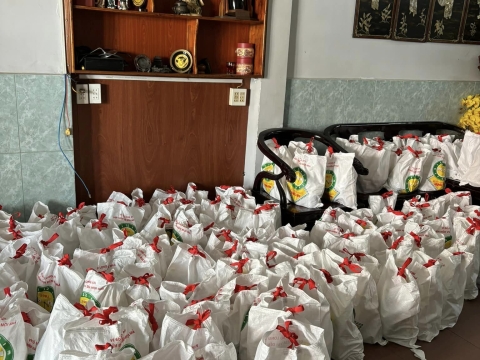 Công ty TNHH MTV Xổ số Kiến thiết LONG AN tổ chức trao quà cho người bán vé số dạo