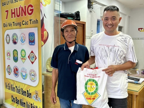 Công ty TNHH MTV Xổ số Kiến thiết LONG AN tổ chức trao quà cho người bán vé số dạo