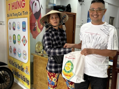 Công ty TNHH MTV Xổ số Kiến thiết LONG AN tổ chức trao quà cho người bán vé số dạo