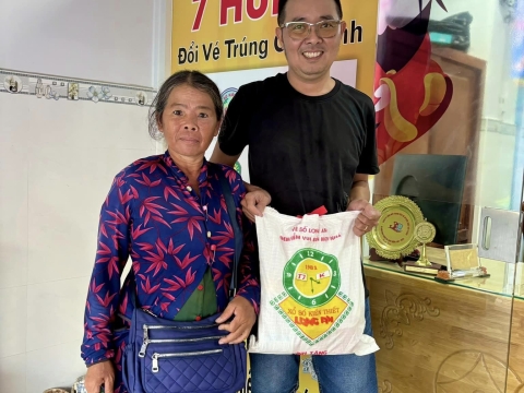 Công ty TNHH MTV Xổ số Kiến thiết LONG AN tổ chức trao quà cho người bán vé số dạo