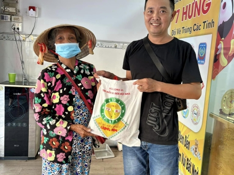 Công ty TNHH MTV Xổ số Kiến thiết LONG AN tổ chức trao quà cho người bán vé số dạo